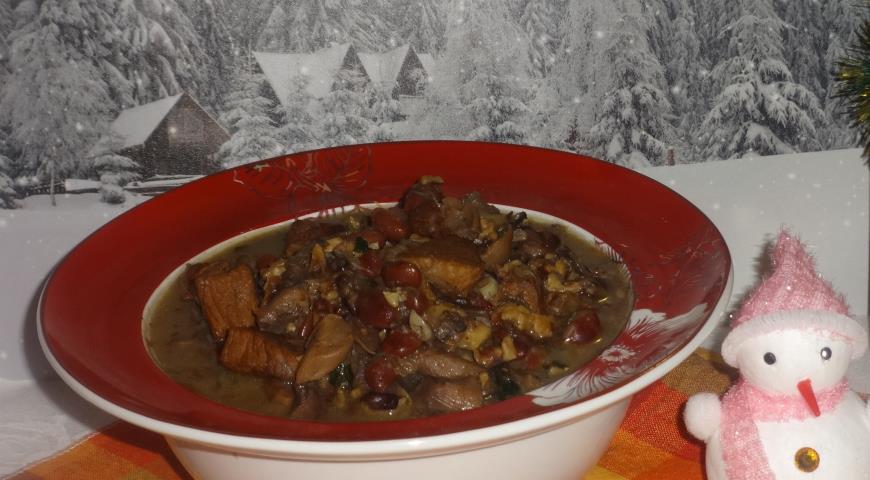 Фото приготовления рецепта: Тушёная свинина с грибами, орехами и фасолью, шаг №14