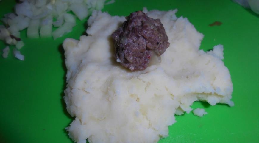 Фото приготовления рецепта: Запеченный картофель с секретом, шаг №3