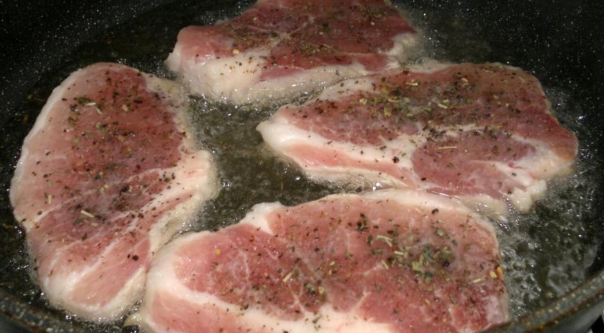 Фото приготовления рецепта: Свинина в глазури, шаг №2