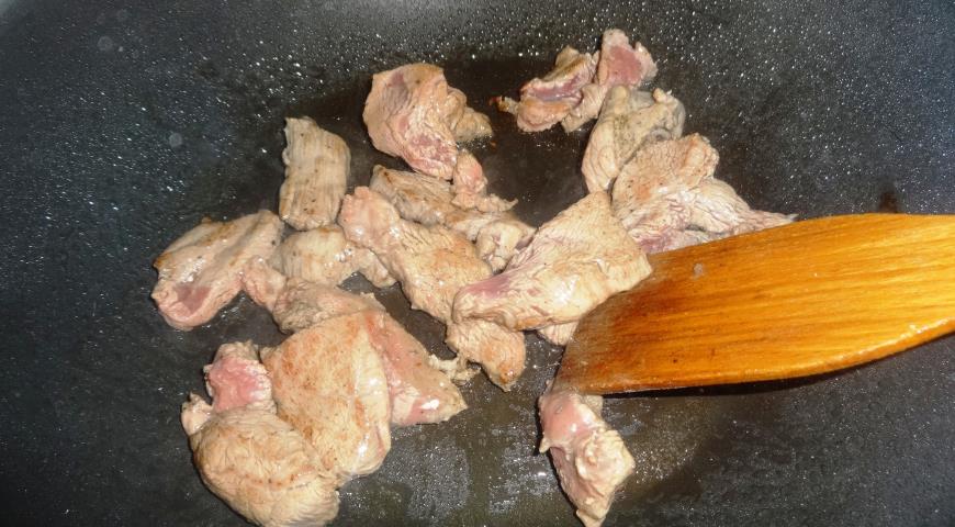 Фото приготовления рецепта: Тушёная говядина , шаг №2