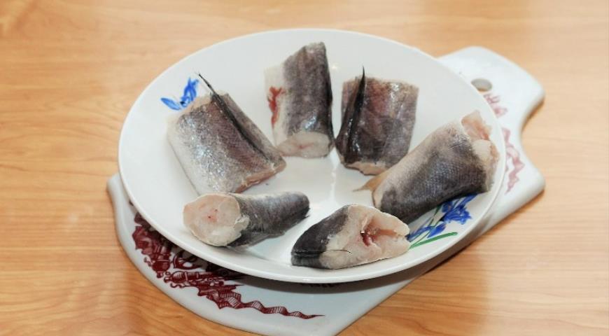 Фото приготовления рецепта: Рыба в кляре с томатным соусом, шаг №1