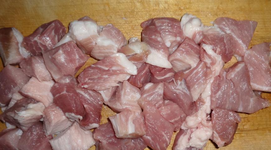 Фото приготовления рецепта: Тушёная свинина с грибами, орехами и фасолью, шаг №1