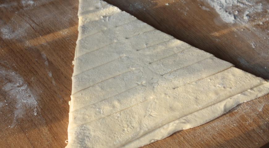 Фото приготовления рецепта: Закусочная ёлочка с беконом и сыром, шаг №2