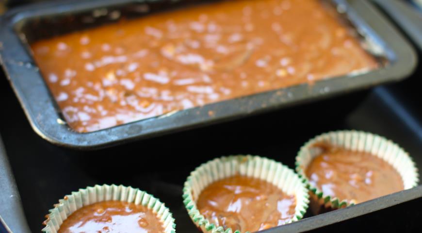 Фото приготовления рецепта: Шоколадный пряник с орехами и джемом, шаг №3