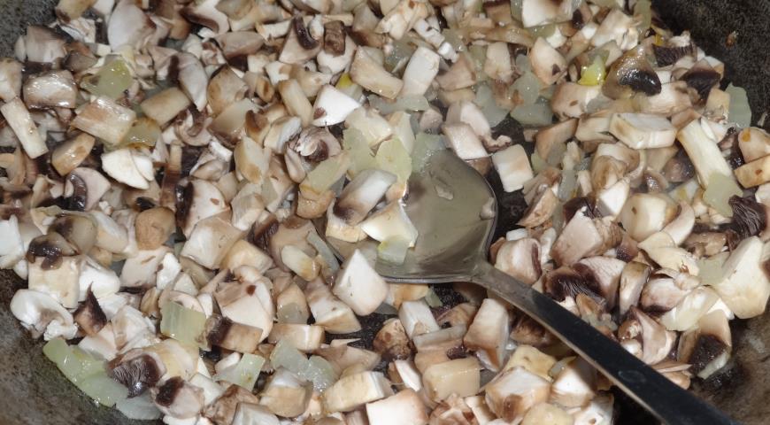 Фото приготовления рецепта: Мясные ватрушки с грибной начинкой, шаг №3
