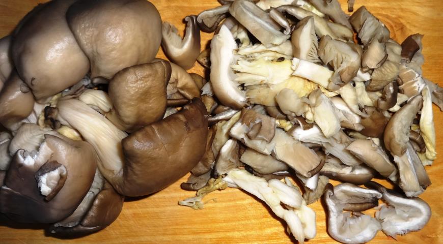 Фото приготовления рецепта: Мясные ватрушки с грибной начинкой, шаг №2