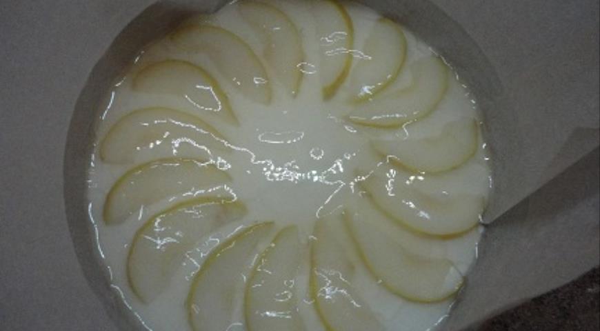 Фото приготовления рецепта: Творожный лимонно-грушевый торт, шаг №5