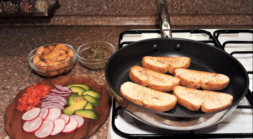 Фото приготовления рецепта: Хрустящие брускетты с креветками и авокадо, шаг №3