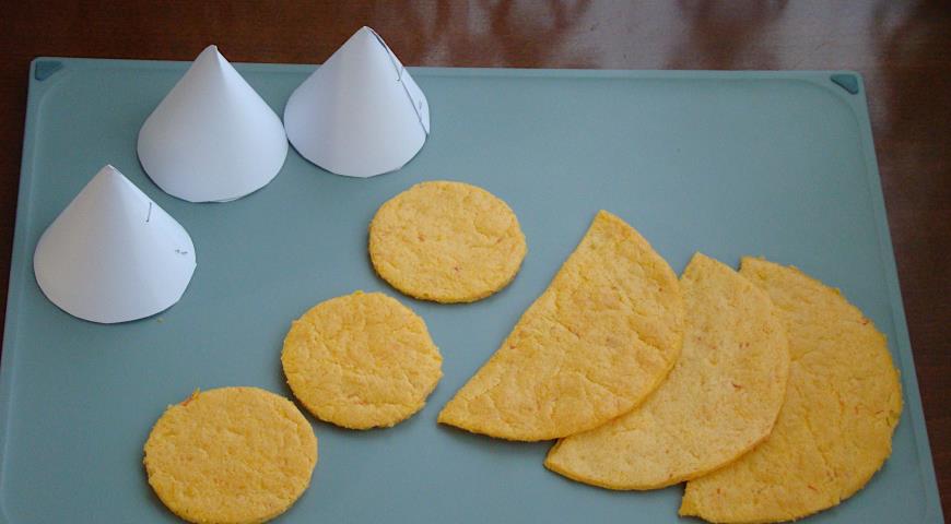 Фото приготовления рецепта: Закусочные пирамидки с сырно-лососевым муссом, шаг №7