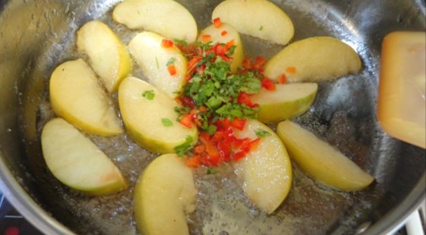 Фото приготовления рецепта: Котлеты из индейки с жареными яблоками, шаг №3