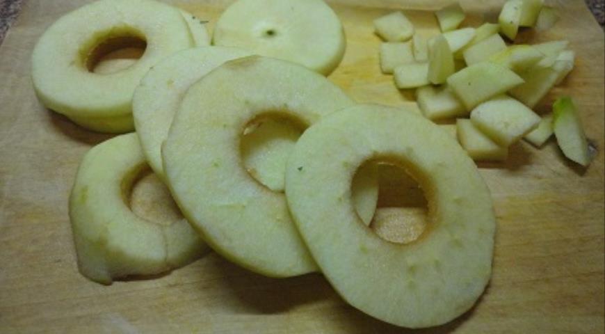 Фото приготовления рецепта: Куриные стейки с яблоками, шаг №2