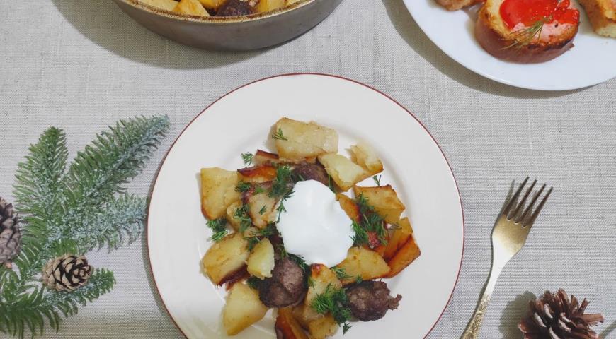 Фото приготовления рецепта: Запеченный картофель с фрикадельками, шаг №2