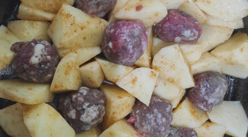 Фото приготовления рецепта: Запеченный картофель с фрикадельками, шаг №1