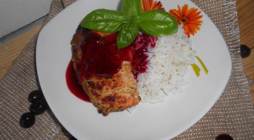 Фото приготовления рецепта: Куриная грудка под вишневым соусом, шаг №4