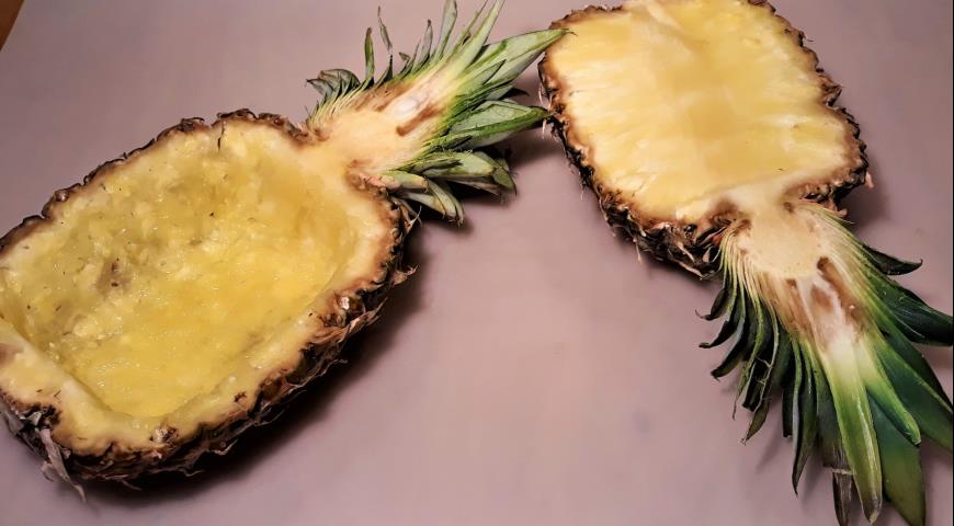 Фото приготовления рецепта: Тропические фрукты в новогоднем ананасе, шаг №2