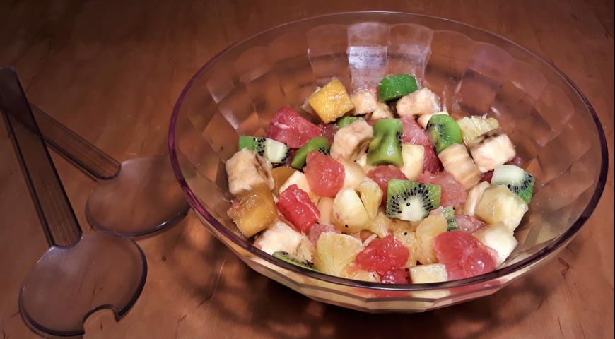 Фото приготовления рецепта: Тропические фрукты в новогоднем ананасе, шаг №5