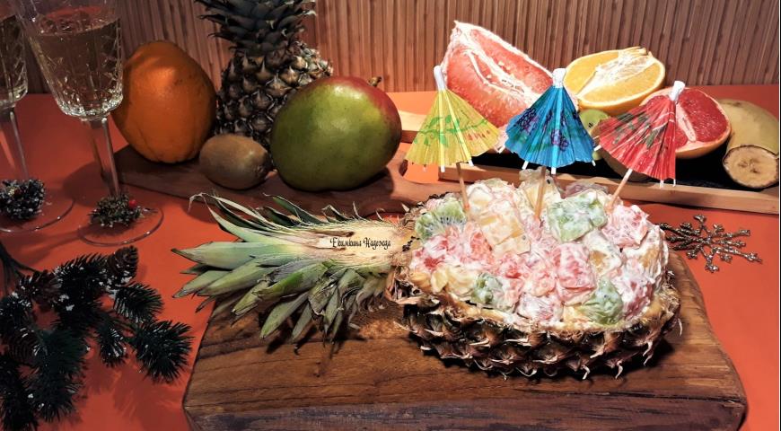 Фото приготовления рецепта: Тропические фрукты в новогоднем ананасе, шаг №7