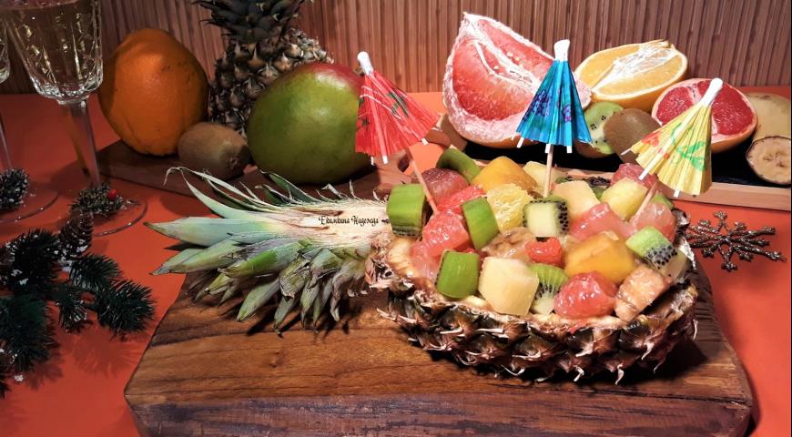 Фото приготовления рецепта: Тропические фрукты в новогоднем ананасе, шаг №6
