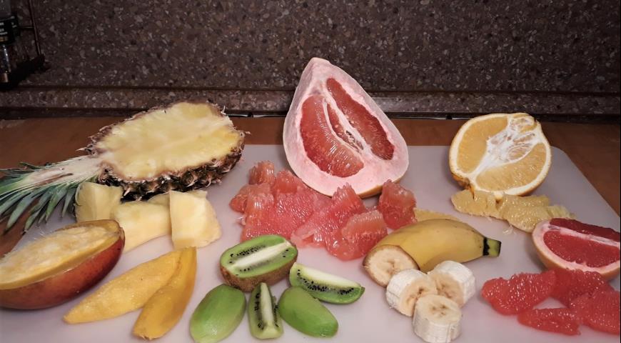 Фото приготовления рецепта: Тропические фрукты в новогоднем ананасе, шаг №3