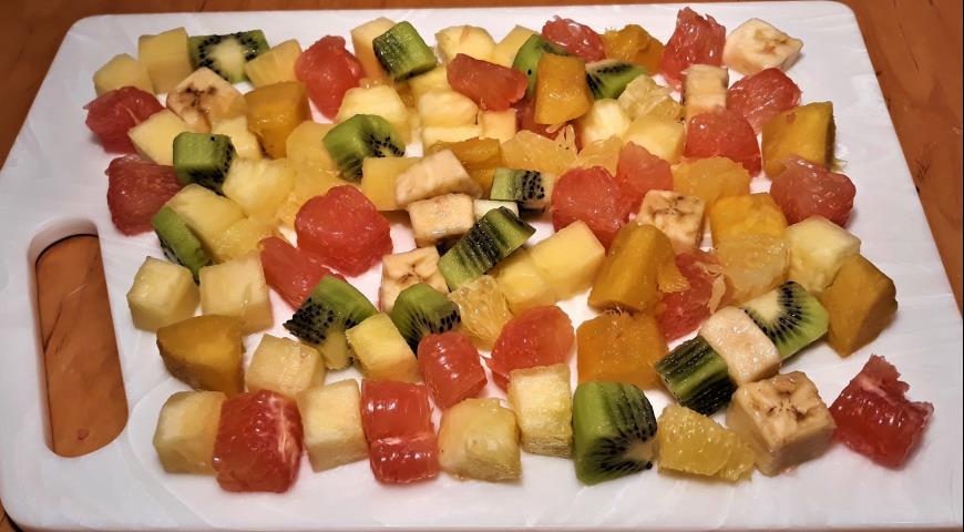 Фото приготовления рецепта: Тропические фрукты в новогоднем ананасе, шаг №4