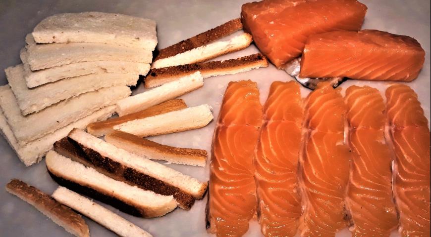 Фото приготовления рецепта: Новогоднее «Березовое бревно» — рулет с творожным сыром и красной рыбой, шаг №1