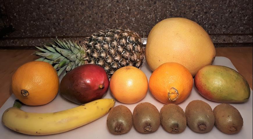 Фото приготовления рецепта: Тропические фрукты в новогоднем ананасе, шаг №1