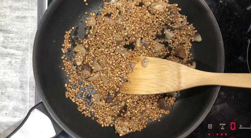 Фото приготовления рецепта: Котлетки из трески и креветок, гречка с грибами и пармезаном , шаг №3
