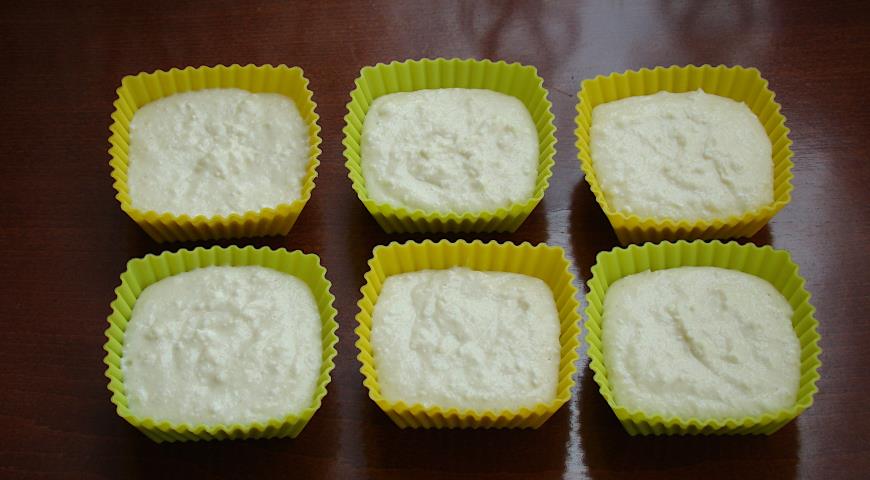 Фото приготовления рецепта: Творожные кексы с манкой, шаг №8