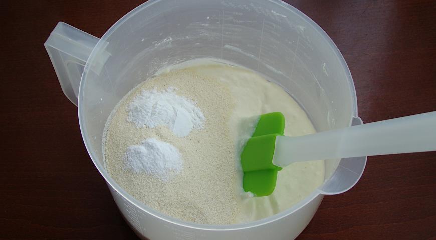 Фото приготовления рецепта: Творожные кексы с манкой, шаг №5