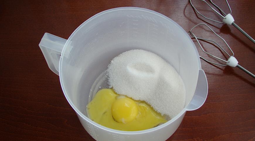 Фото приготовления рецепта: Творожные кексы с манкой, шаг №2