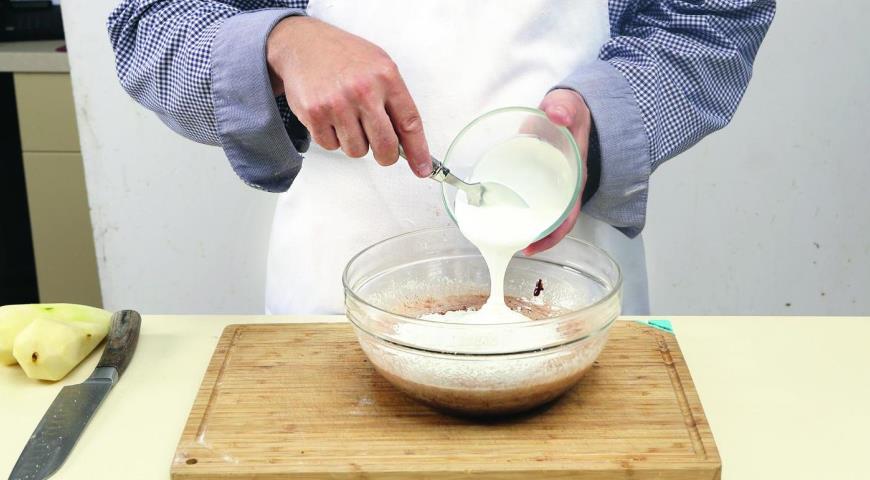 Фото приготовления рецепта: Кекс с грушами и шоколадом , шаг №4