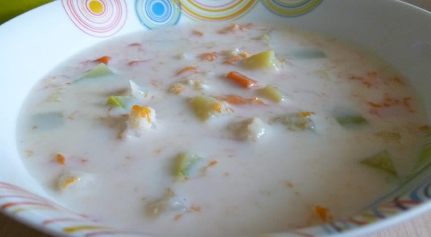 Молочный суп с овощами готов к подаче
