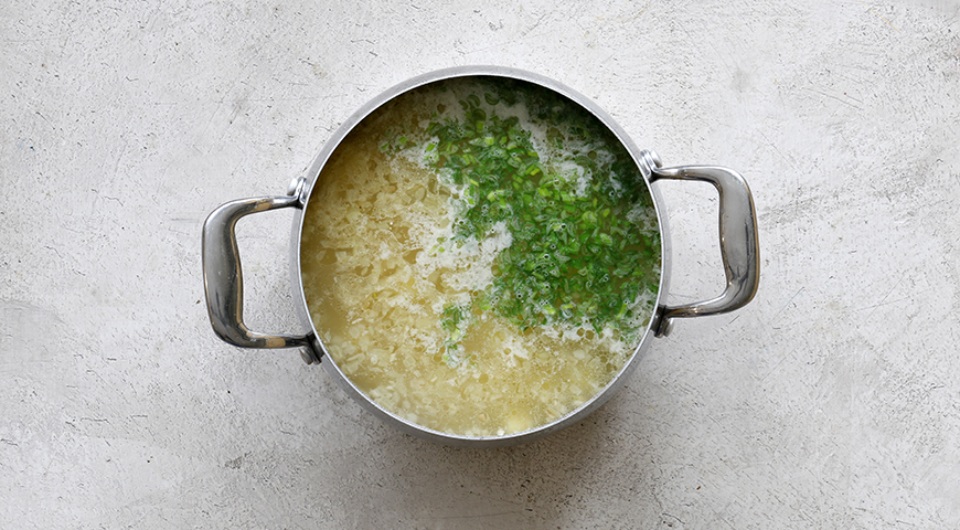 Куриный суп с вермишелью, добавление зелени