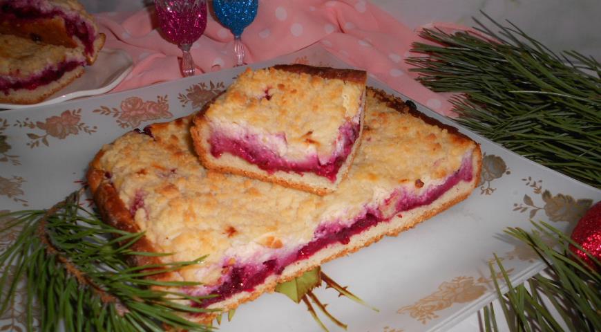 Фото приготовления рецепта: Дрожжевой пирог с вишней и рикоттой, шаг №8