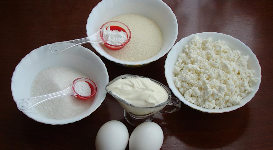Фото приготовления рецепта: Творожные кексы с манкой, шаг №1