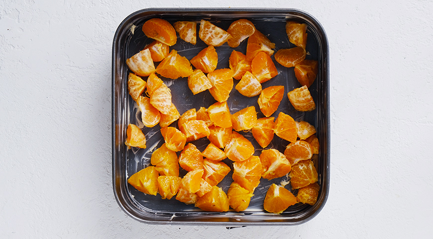 Шарлотка с кусочками мандаринов, выкладывание мандаринов в форму