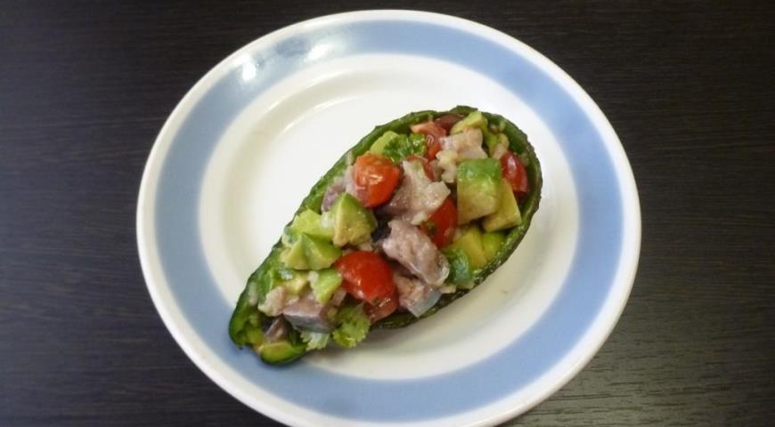 Фото приготовления рецепта: Салат с авокадо и яйцом пашот, шаг №3