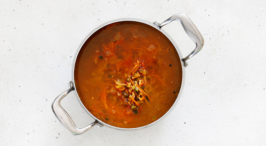 Рассольник с томатной пастой и перловкой, добавление овощей в суп