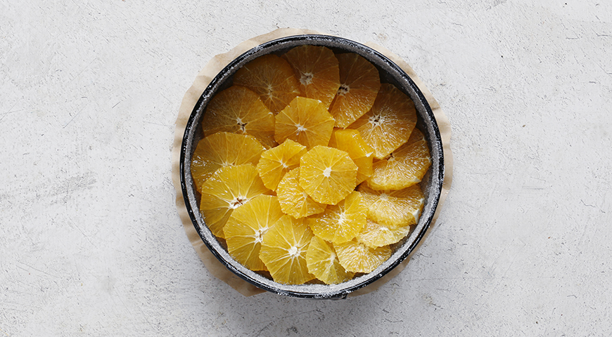 Постный апельсиновый пирог, выкладывание в форму апельсинов
