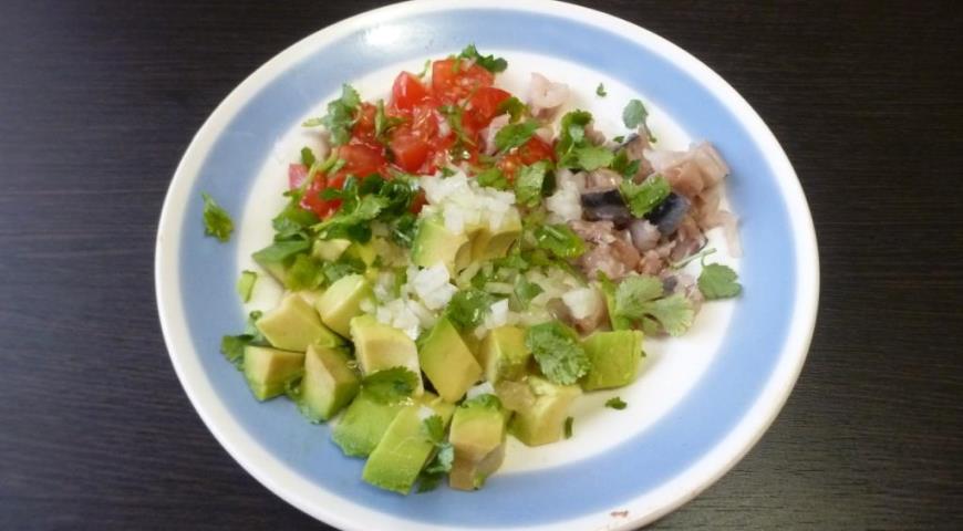 Фото приготовления рецепта: Салат с авокадо и яйцом пашот, шаг №1