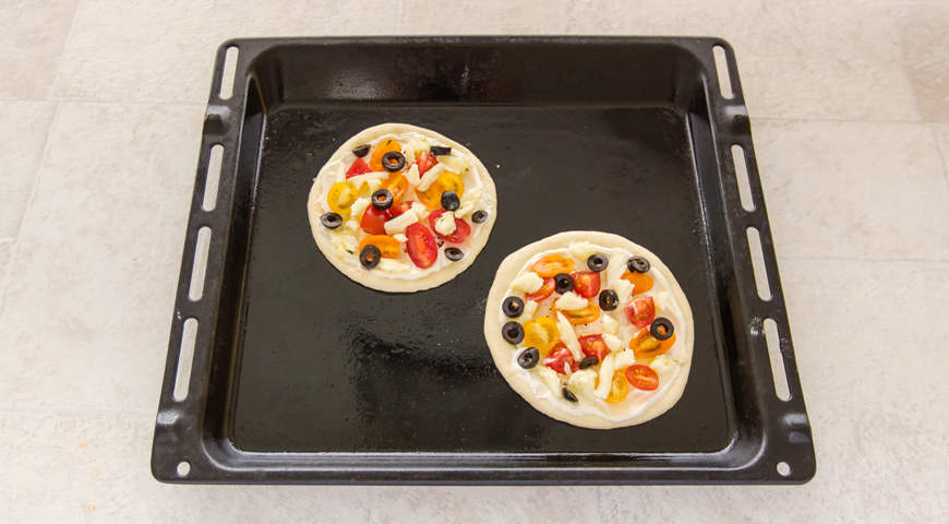Фото приготовления рецепта: Мини-пицца с моцареллой и помидорами, шаг №4