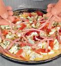 Фото приготовления рецепта: Пицца с моцареллой, горгонзолой и ветчиной, шаг №5