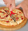 Фото приготовления рецепта: Пицца с моцареллой, горгонзолой и ветчиной, шаг №6