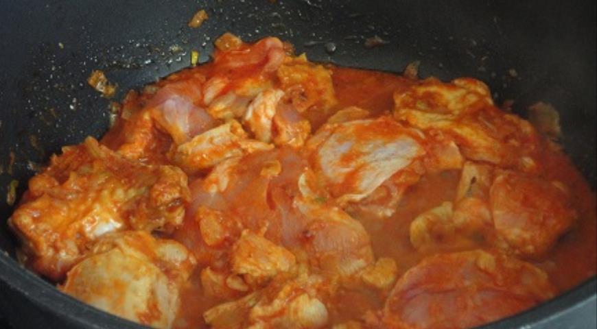 Фото приготовления рецепта: Курица в сливочной паприке, шаг №3