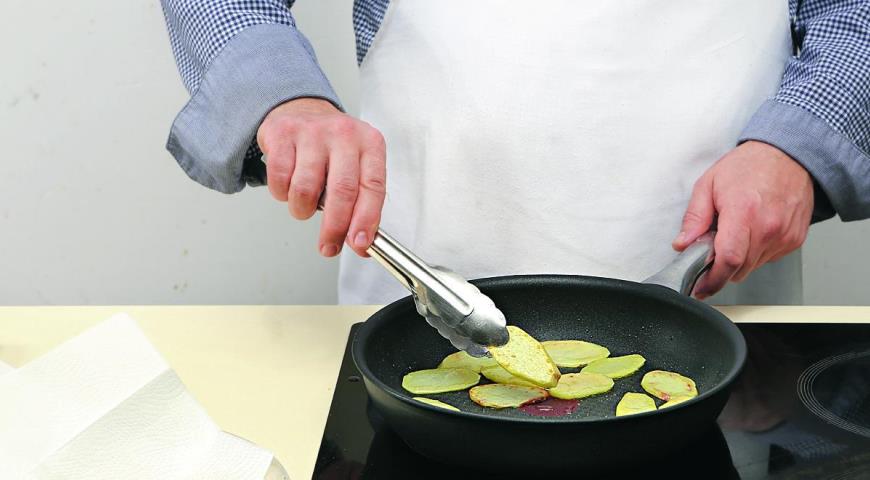 Фото приготовления рецепта: Картофельный пирог с начинкой из зелени, шаг №1