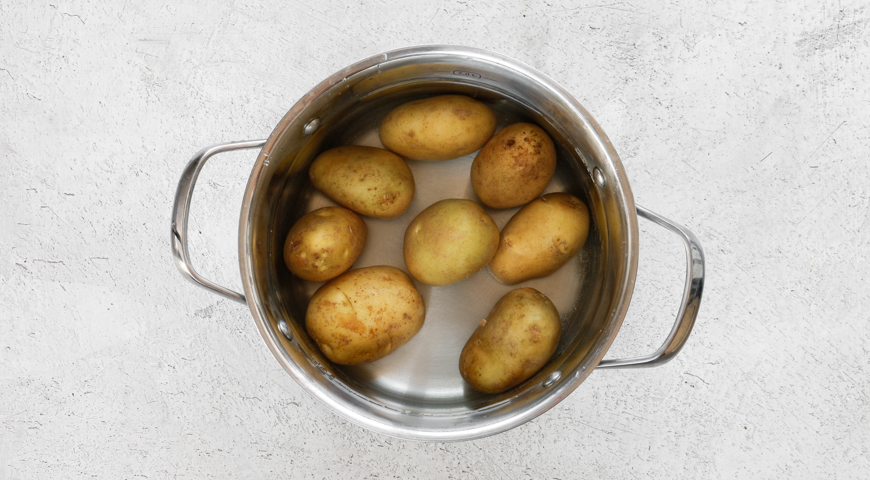 Холодник из свеклы на кефире, варка картофеля