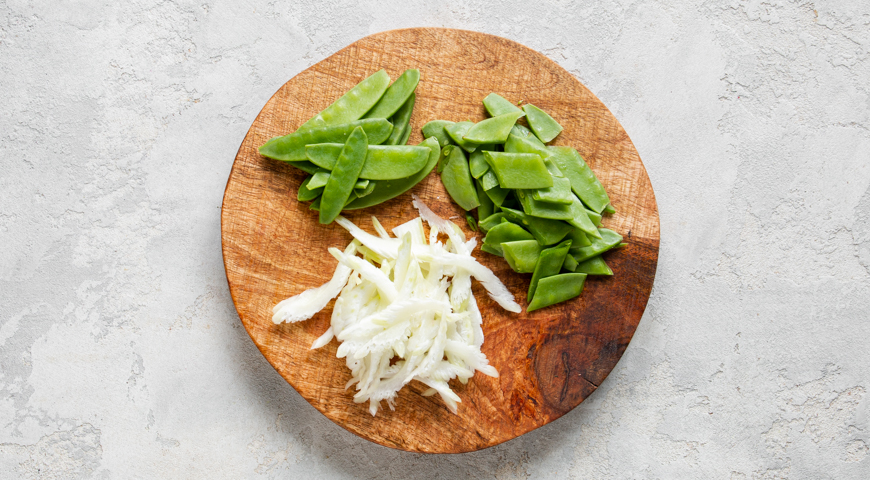 Фото приготовления рецепта: Салат из овощей с ветчиной и сыром, шаг №2