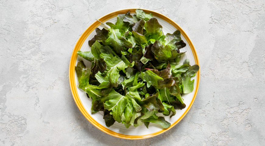 Фото приготовления рецепта: Салат из овощей с ветчиной и сыром, шаг №4