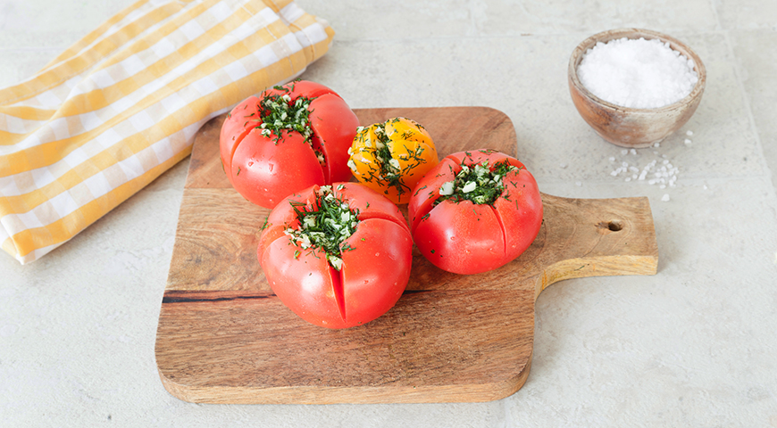 Малосольные помидоры быстрого приготовления, наполнение помидоров смесью из чеснока и укропа