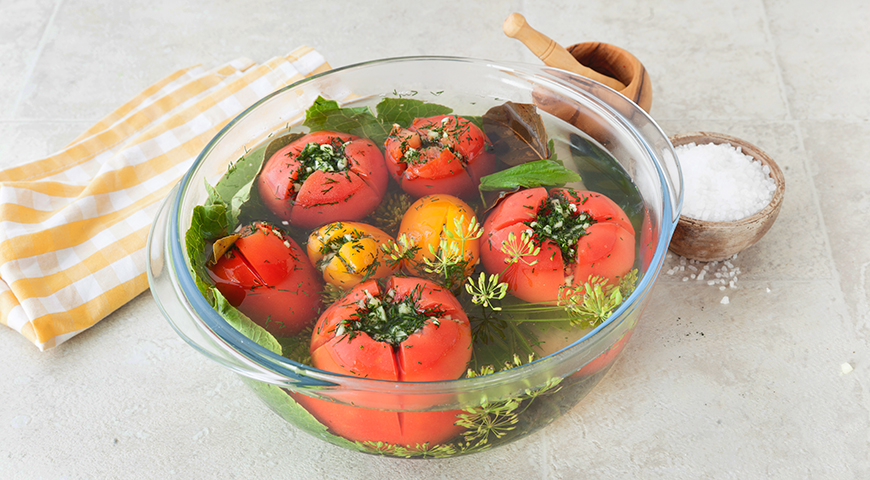 Малосольные помидоры быстрого приготовления, добавление рассола в помидоры